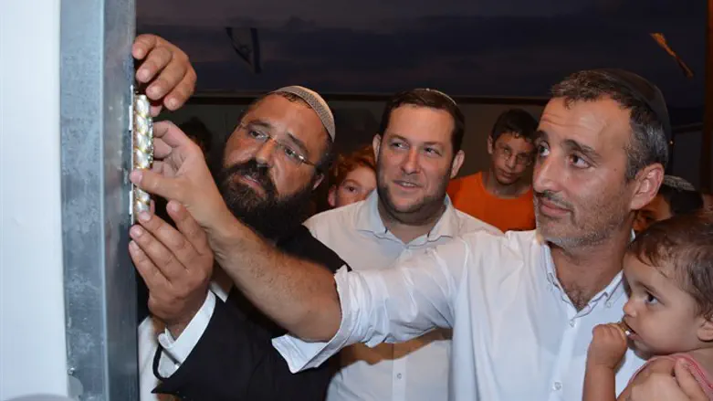 קיבלו חיבוק מהמשפחות בברוכין. קביעת מזוזה בביתו החדש של פטריק בשבוע שעבר.