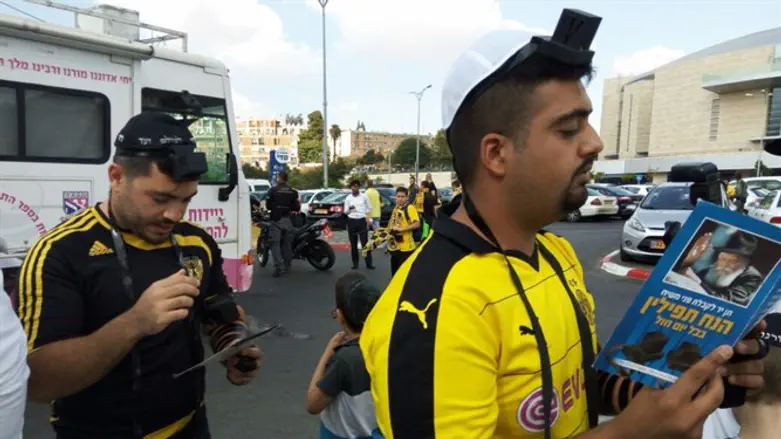 אוהדים מניחים תפילין, לפני המשחק מול סנט אטיין