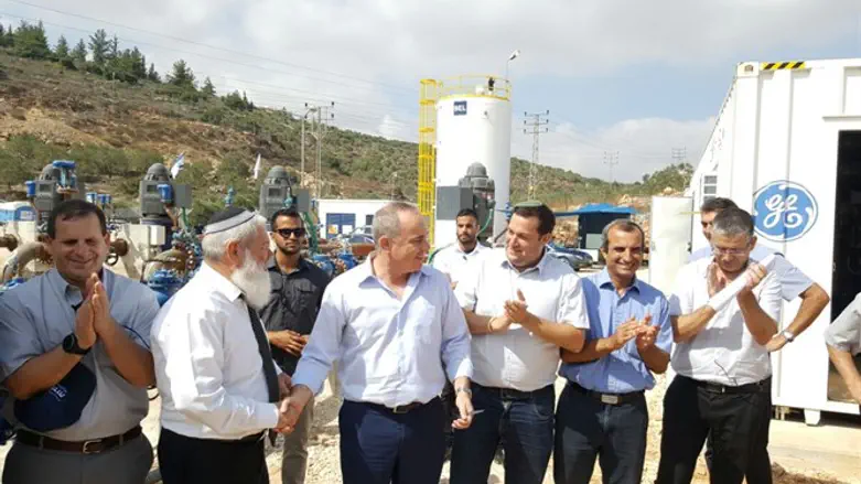 החקלאים נאלצו לייבש מטעים רבים. חנוכת קידוח 'אריאל 1'