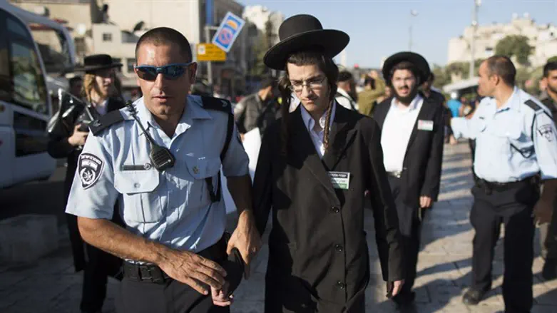 Israel Police and haredim (illustration)