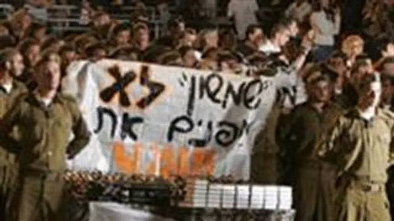 אחד ממניפי השלט בכותל - יודח מצה"ל