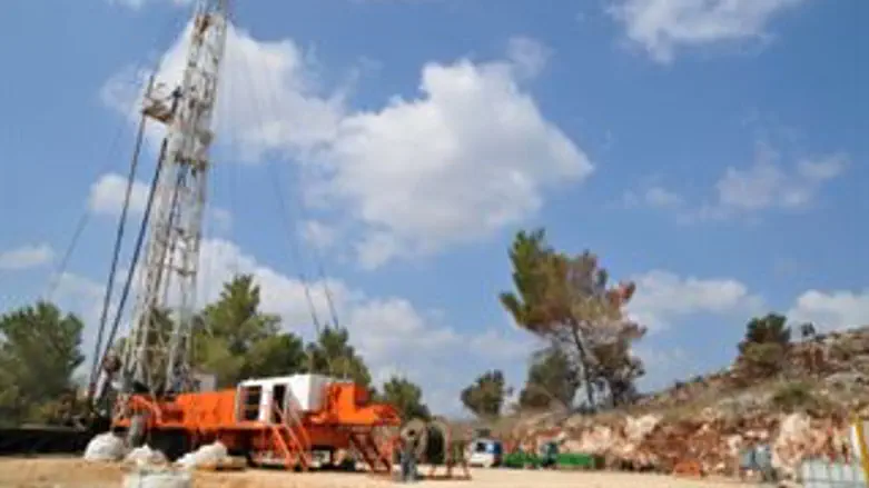 גבעות עולם עמוד נפט באורך של מעל 600 מטרים