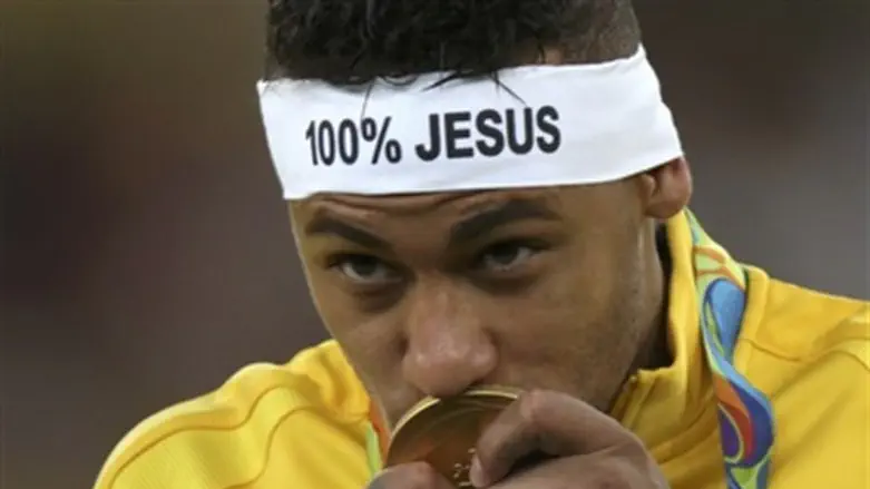 ניימאר עם המדליה