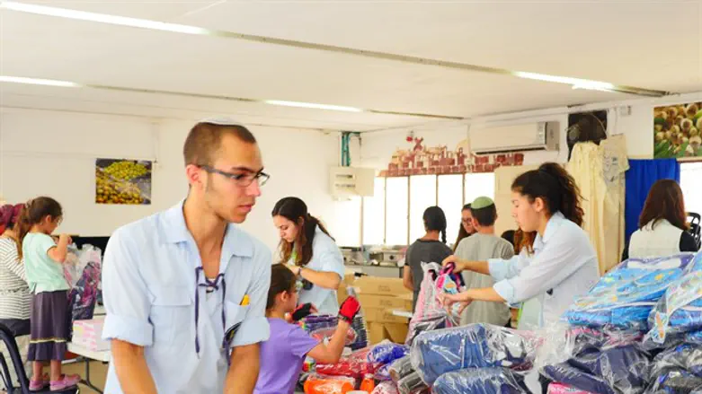 המתנדבים אורזים את התיקים