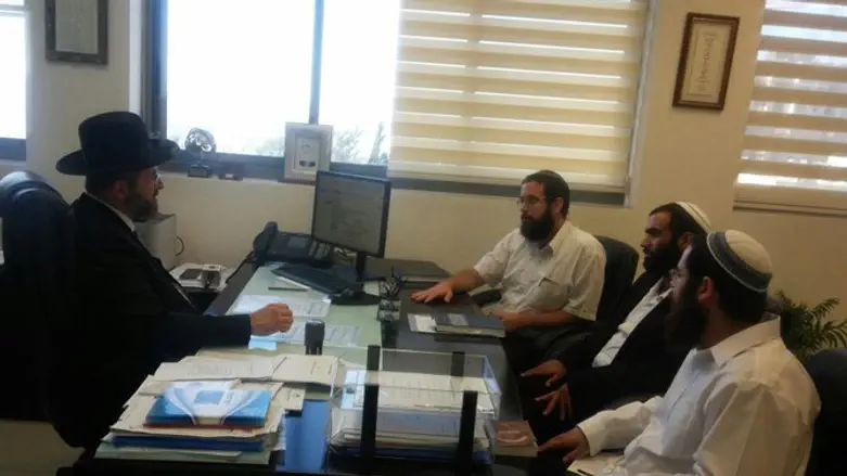 אחד המפגשים בלשכת הרב לאו