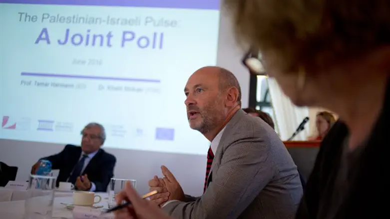 Khalil Shikaki announcing the findings of the joint poll