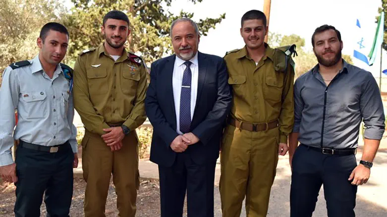 ליברמן בחוות השומר