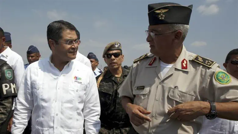 שוקל עם להגיע. הרננדז עם רמטכ"ל צבא הונדורס