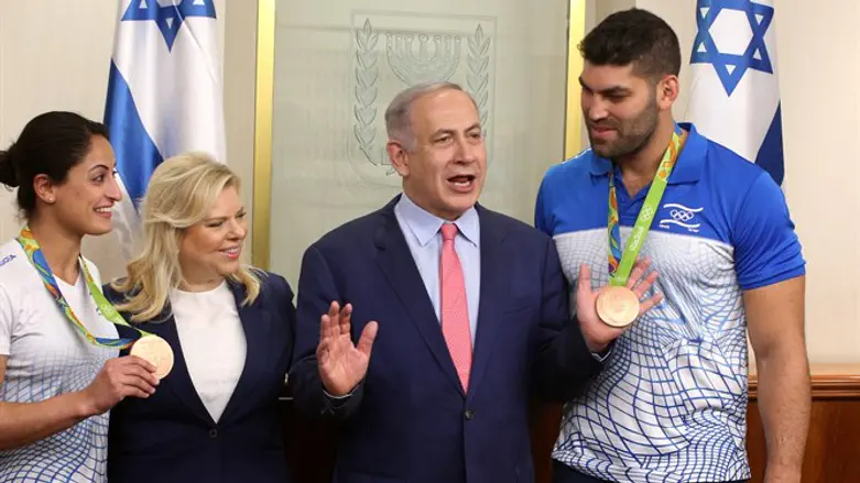 מסתבר שיהודים לא כל כך גרועים בספורט. ראש הממשלה ורעייתו עם ששון וג'רבי