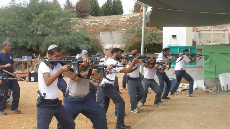 Maaminim Bamishtara at the range