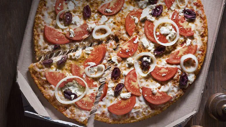 פיצה עם גבינה בולגרית