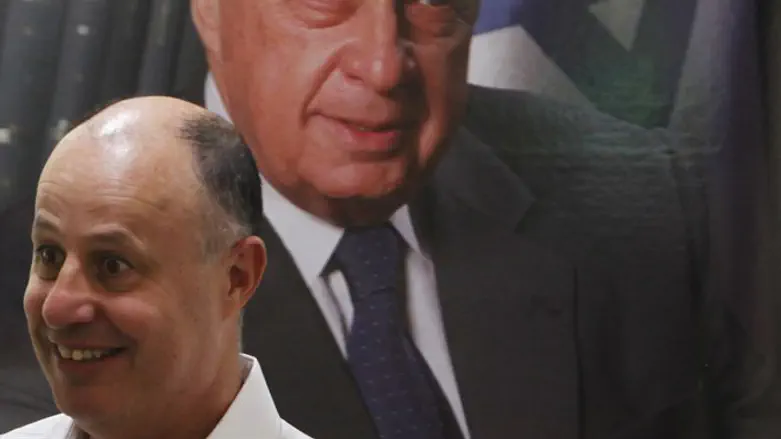 תכננו "התכנסויות" נוספות. צחי הנגבי על רקע מנהיג קדימה, אריאל שרון