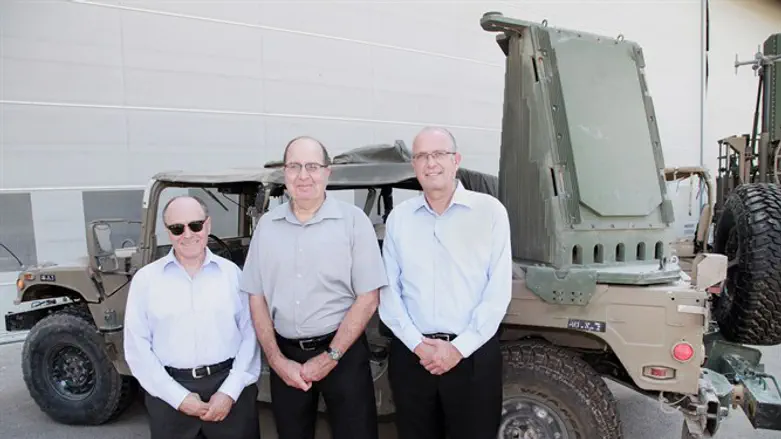 שר הביטחון לשעבר יעלון מבקר בתעשייה האווירית