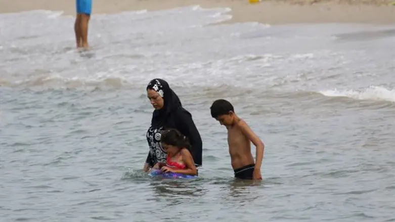 אישה בבורקיני בחוף מרסיי