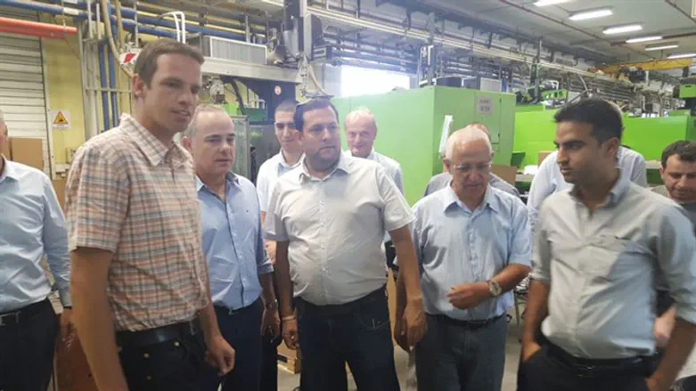 שטייניץ ודגן באחד המפעלים באזור התעשייה בצפון השומרון