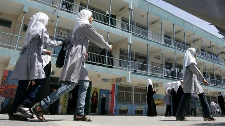 במסווה של אנשי או"ם, ממנים טרור. בית ספר בעזה