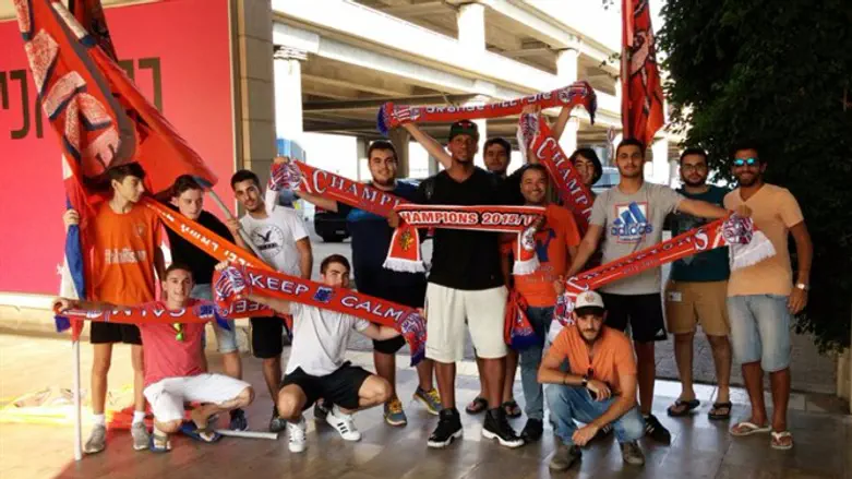 הילארד מתקבל על ידי האוהדים בשדה התעופה