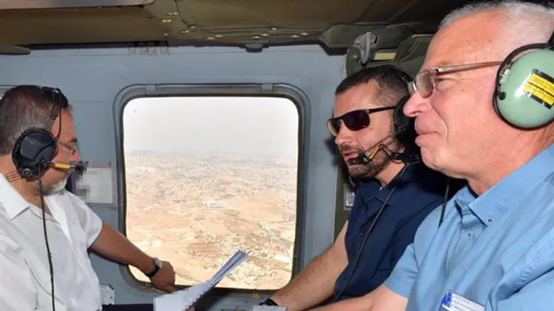 השר אריאל בדרך לסיור בנגב