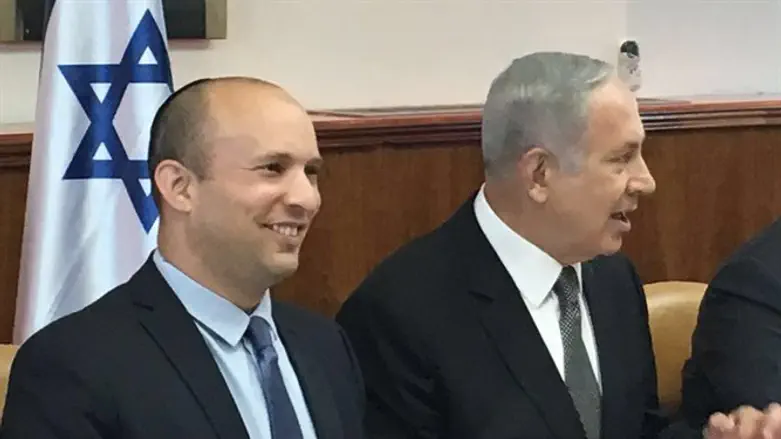 Netanyahu and Bennett in cabinet meeting