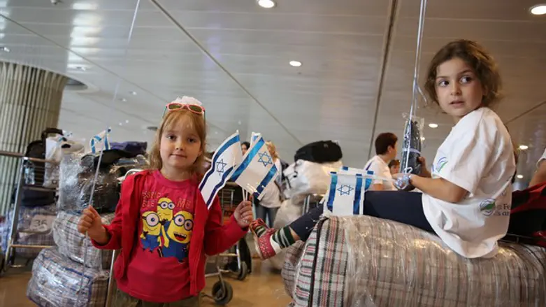 חצי מהעולים הקיץ - ילדים. נתב"ג הבוקר