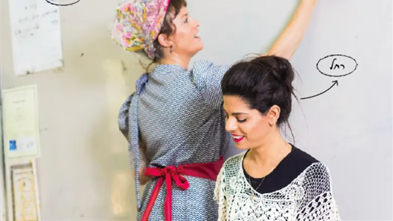 רחל ועטרת בפעולה 