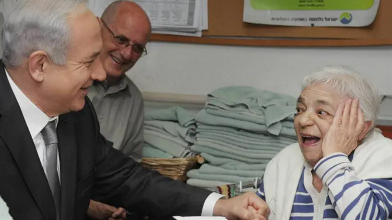 ההטבה לנשים עלולה להעמיק את אפלייתן בשוק העבודה. נתניהו מבקר בבית אבות בירושלים