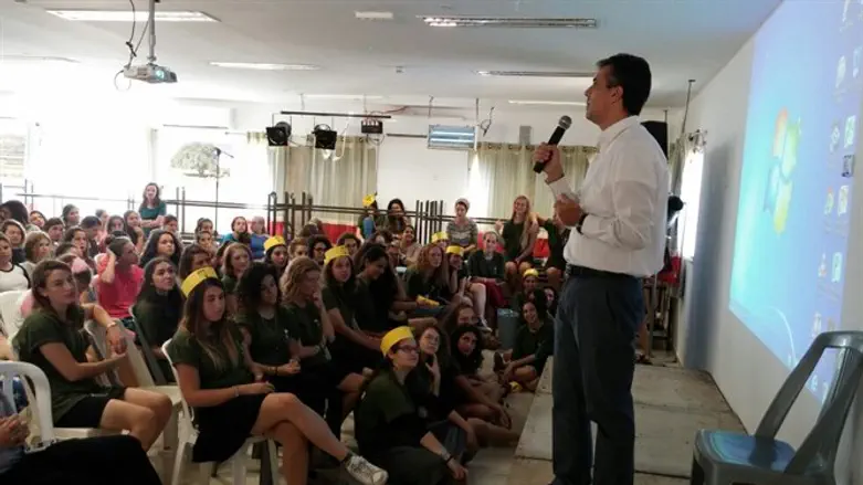 כהן בשיחה עם תלמידות