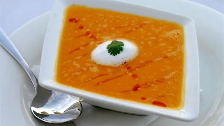 מרק ירקות כתומים ושמן צ'ילי