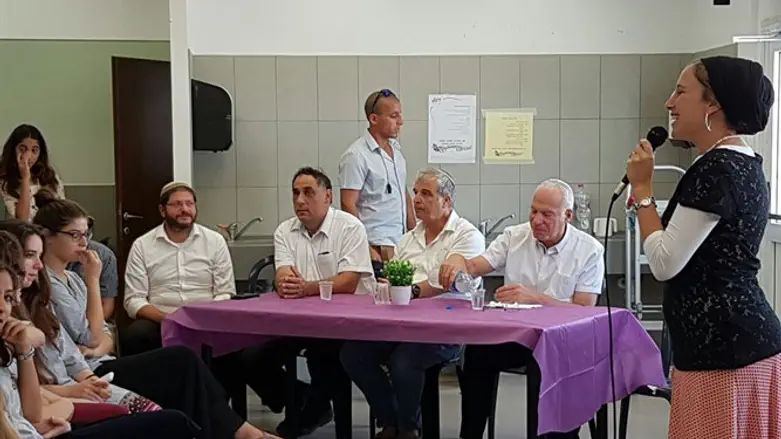 השר אריאל במפגש עם הבנות