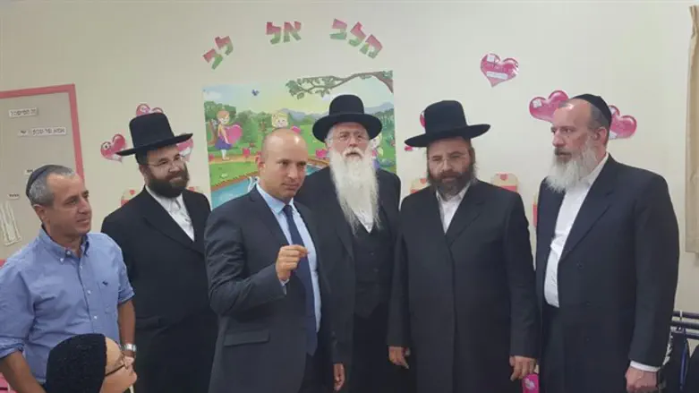 בנט ופרוש (במרכז)