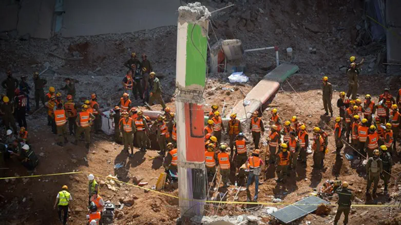 Поиск пропавших без вести при обрушении парковки