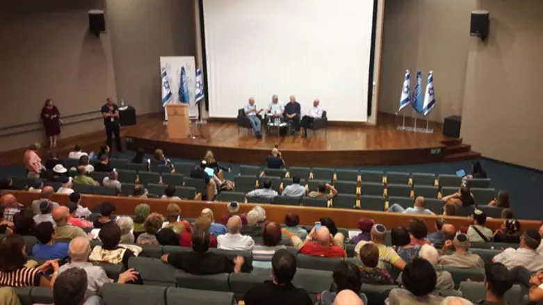 מרכז בגין, הערב