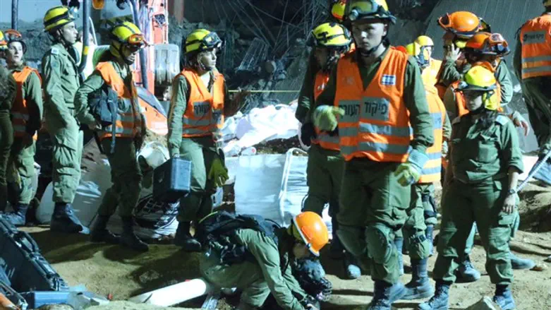 הכוחות פועלים