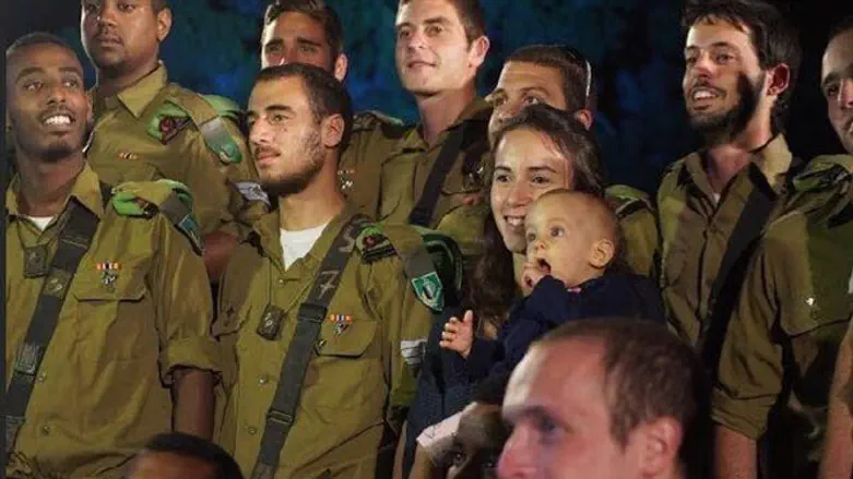 Yael and baby Neta Weissman with the Nachal troops