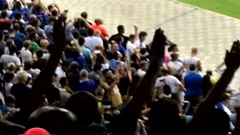 אנטישמיות ביציע. אוהדים מצדיעים במועל יד