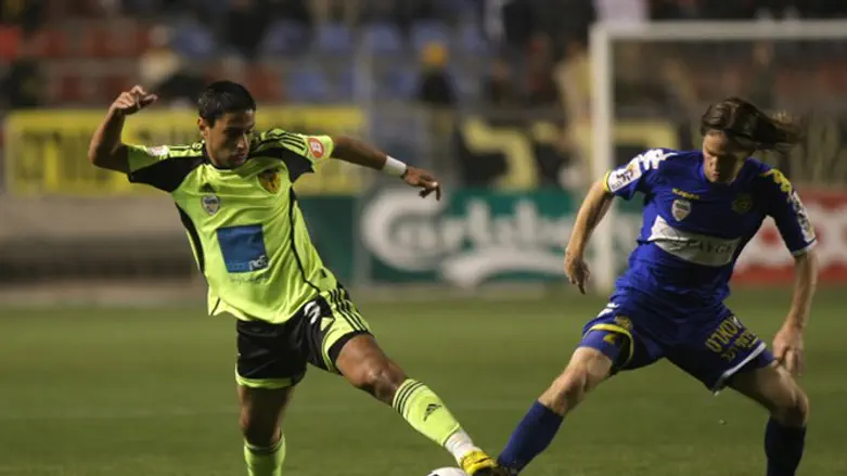 יצחקי במדי בית"ר. הגיע מאשקלון