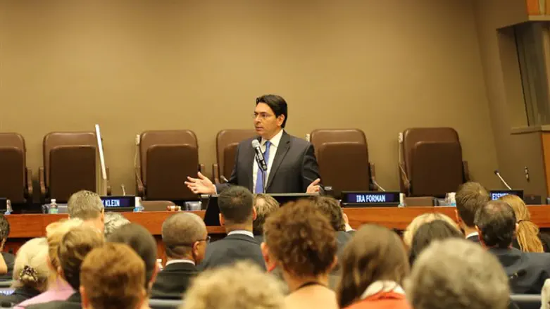 השגריר דנון נואם בכנס