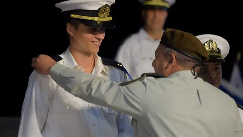 הרמטכ"ל עם אחד ממסיימי קורס החובלים, הערב