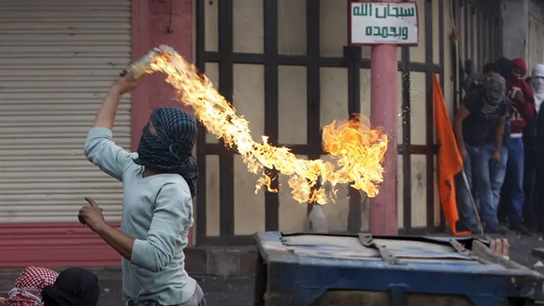 Arab rioters in Hevron. Illustrative.