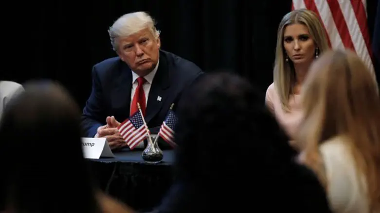 טראמפ ובתו פוגשים בנות זוג של אנשי צבא.