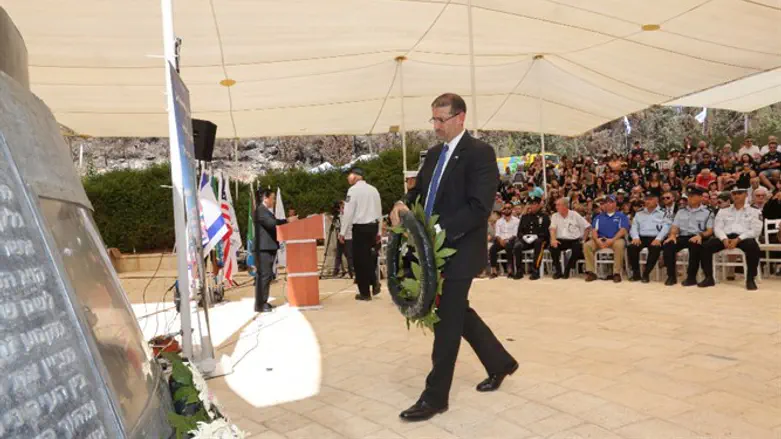 US Ambassador Dan Shapiro lays a wreath 