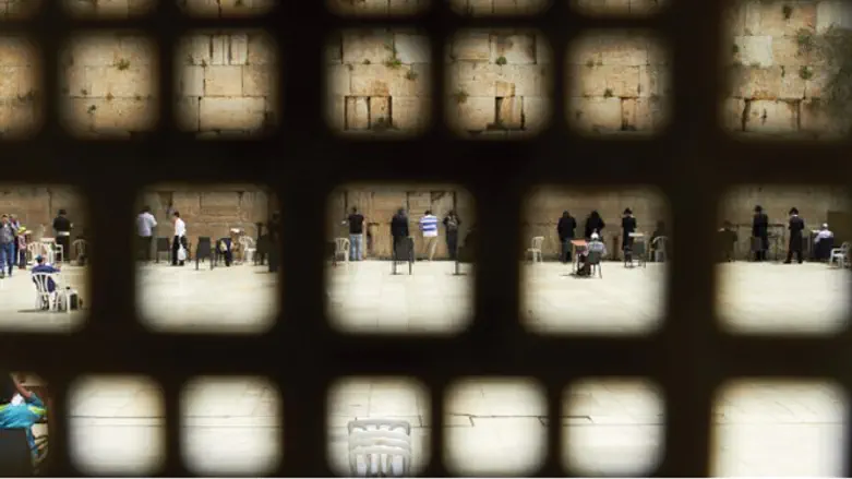 רחובות ירושלים הומים אנשים שונים ומגוונים