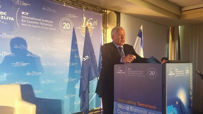 דיכטר נואם בכנס, היום