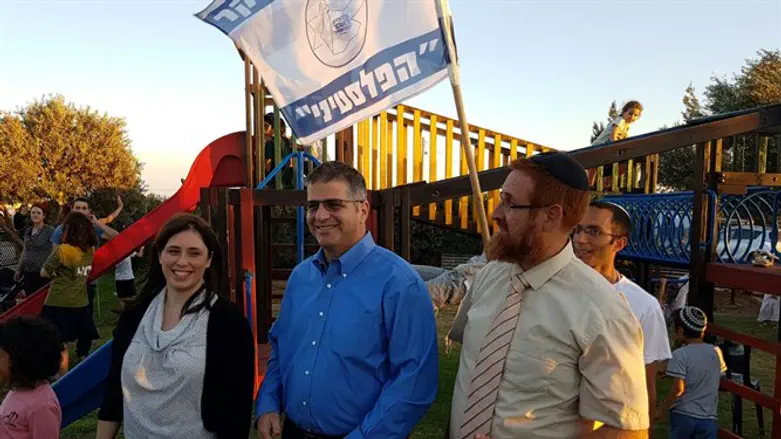 חברי הכנסת מבקרים בעמונה, הערב