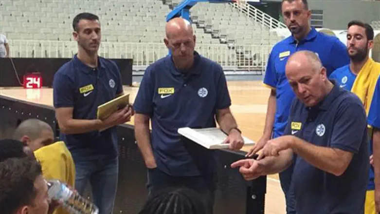 אדלשטיין מתדרך את השחקנים הערב