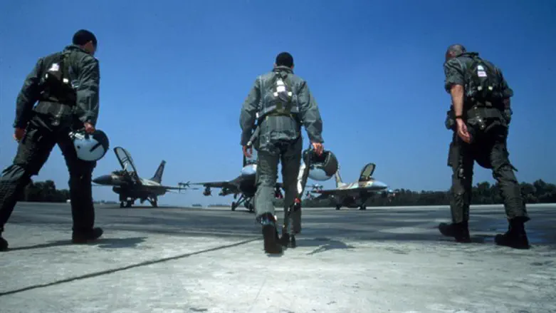Israeli pilots board F16s (archive)