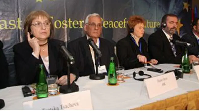 להלחם בגזענות. אורון