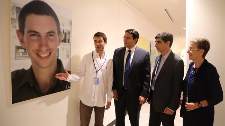 הוריו ואחיו של הדר יחד עם השגריר דנון