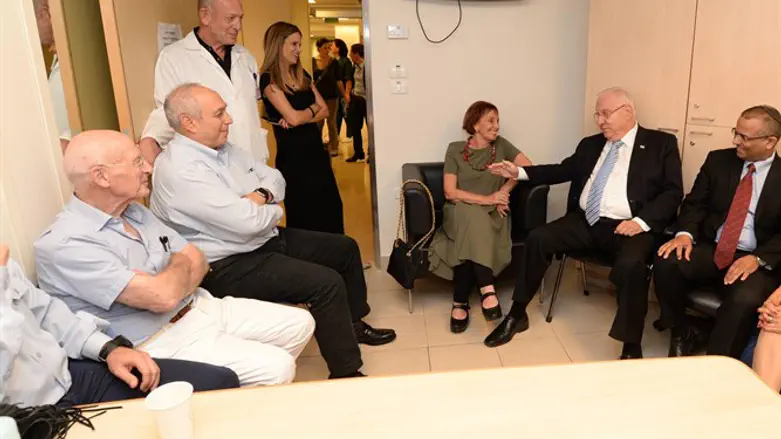 ריבלין עם בני המשפחה וצוותו של פרס