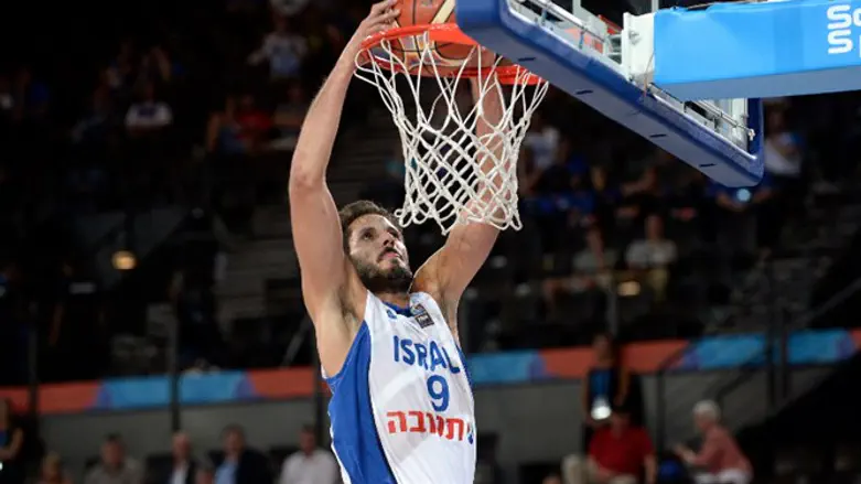 כספי במדי הנבחרת. הישראלי עושה חיל בליגה הטובה בעולם